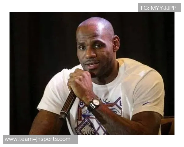 霍华德调侃布朗发际线问题推荐Tony助力解决秃顶烦恼 霍华德调侃布朗发际线问题推荐Tony助力解决秃顶烦恼