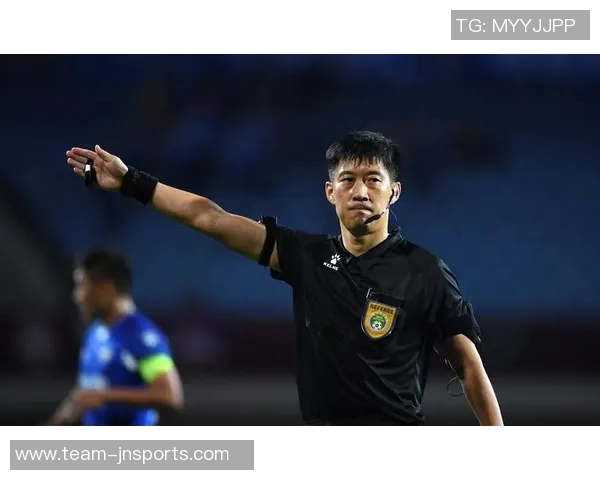 追梦与球迷争执裁判出面调解展现职业素养与冷静处理能力 追梦与球迷争执裁判出面调解展现职业素养与冷静处理能力